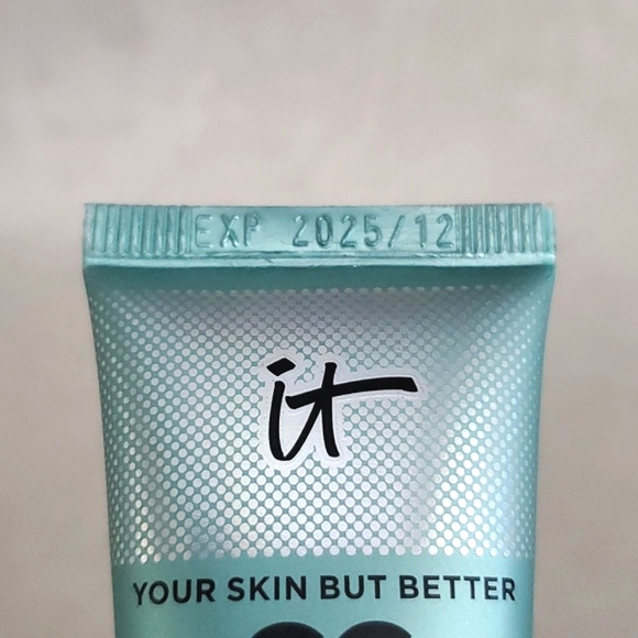 🆕️IT Natural Matte Color Correcting Pore Refining Full Coverage Cream (FAIR LT) - Picture 4 of 6